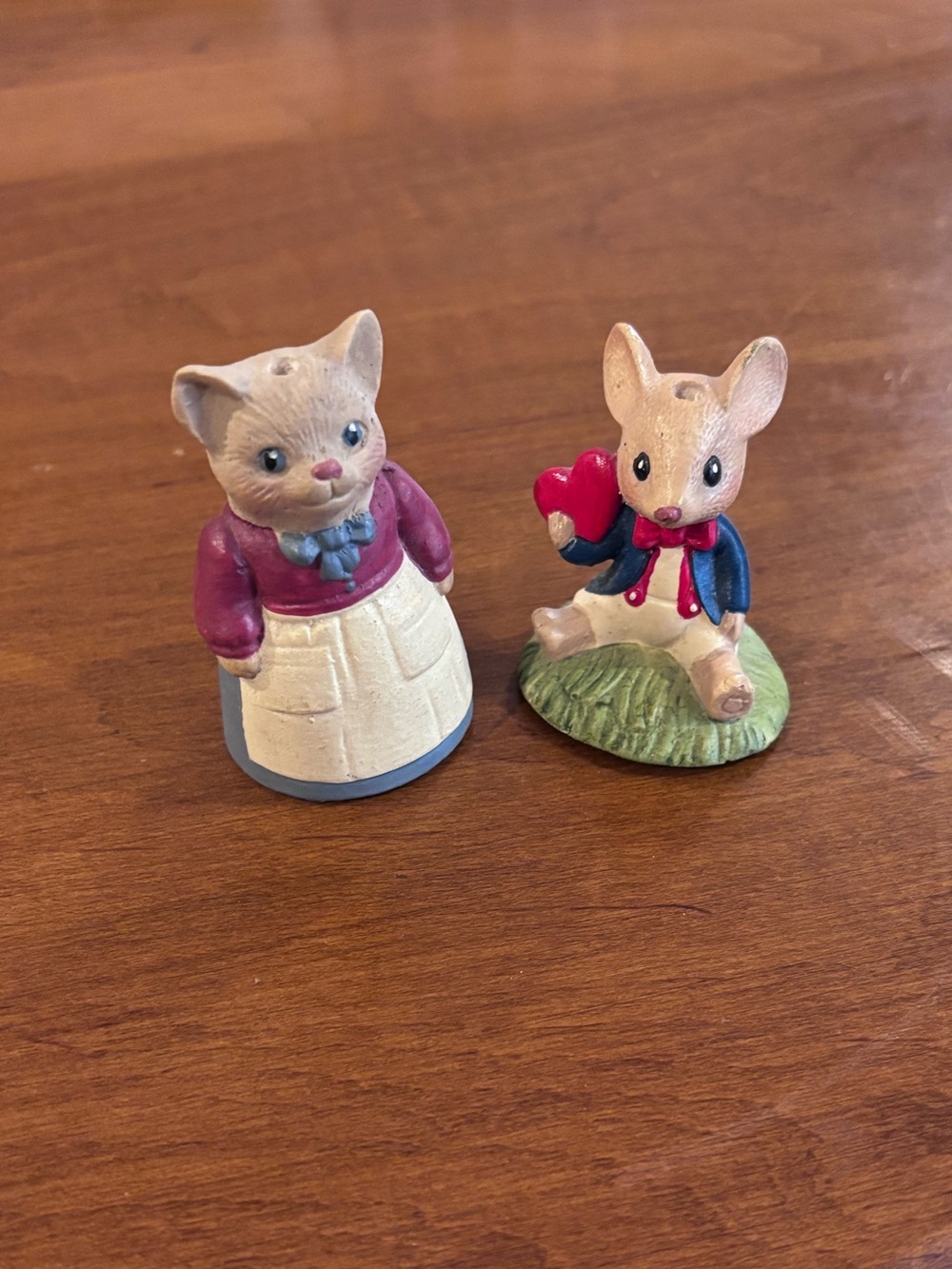 Small Pets Ceramic Figurine Set - cat and mouse Decorative Animal Figures